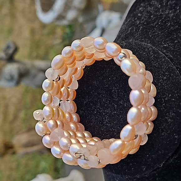 Genuine Pearl Quartz Bracelet Flexible Wrap Design Comfortable Fit Pink/Cream OS - Picture 3 of 4
